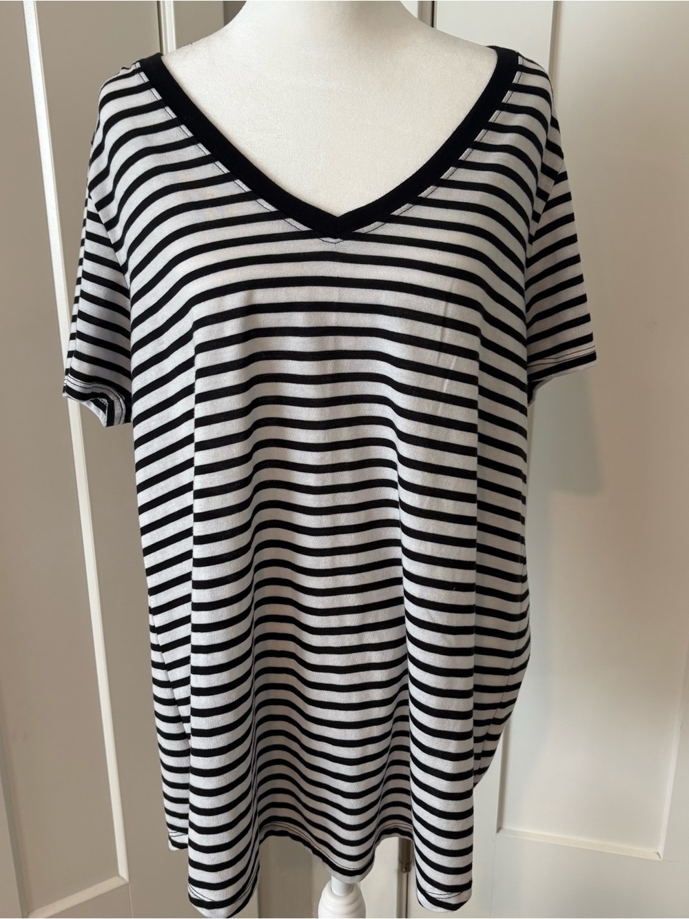 Torrid Classic Fit Striped V-Neck Tee Shirt Women’s Size 1 Black White S Sleeve